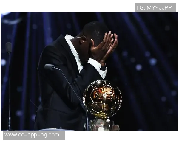 登贝莱逆袭姆巴佩夺环足奖最佳球员拉菲尼亚紧随其后位列第三