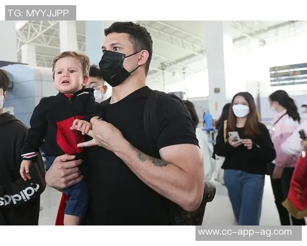 巴西街头偶遇前国脚艾克森身材依旧出众引发网友热议