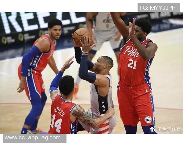 福克斯第三节火力全开7投6中狂砍16分上半场表现平平仅得4分